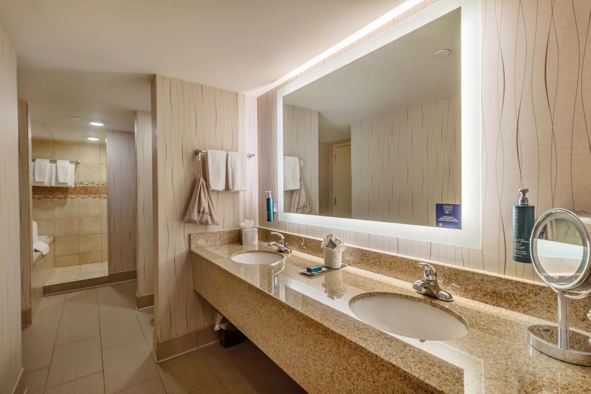 Doubletree By Hilton Lawrence Otel Dış mekan fotoğraf